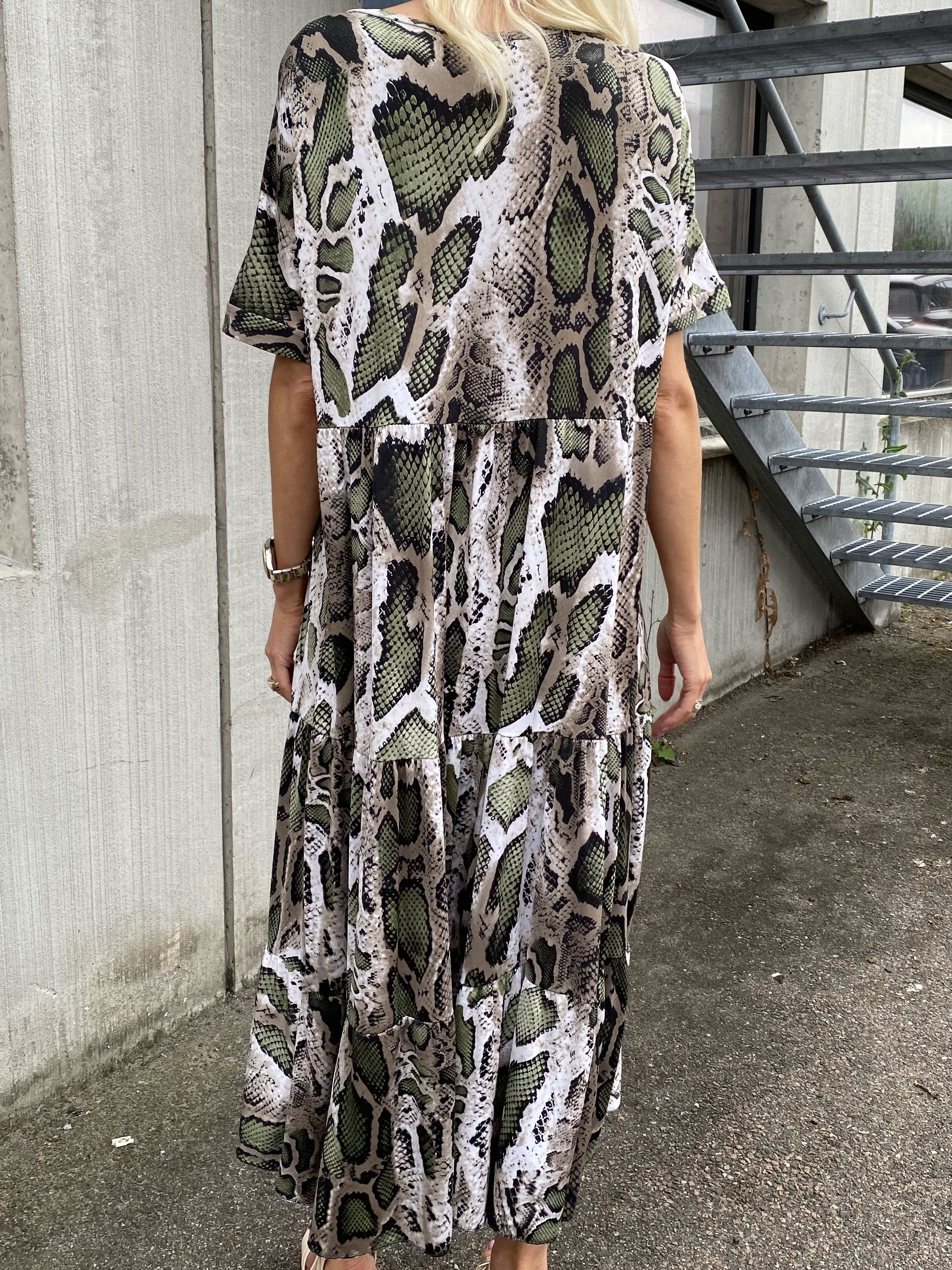 Julita - Kjole med flæsekant i bunden